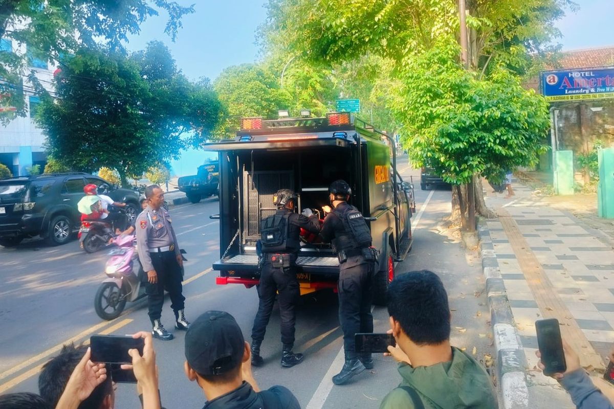 Tiga personil penjinak bom (Jibom) Gegana Sat Brimob Polda Jatim mengevakuasi temuan sebuah benda mirip granat diduga aktif di sebuah rumah kosong di Jalan Panglima Sudirman, Kelurahan Sendangharjo, Kecamatan Tuban, Kabupaten Tuban, Jawa Timur, Selasa (3/6/2025)