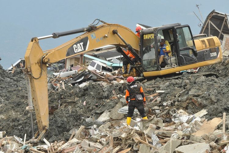 Anggota Tim SAR melakukan pencarian korban di lokasi terdampak gempa dan pencairan tanah (likuifaksi) di Kelurahan Petobo di Palu, Sulawesi Tengah, Kamis (11/10). Operasi pencarian dan evakuasi jenazah korban gempa dan tsunami Palu yang terjadi pada 28 September 2018 terhitung Kamis (11/10) dihentikan. ANTARA FOTO/Mohamad Hamzah/ama/18.