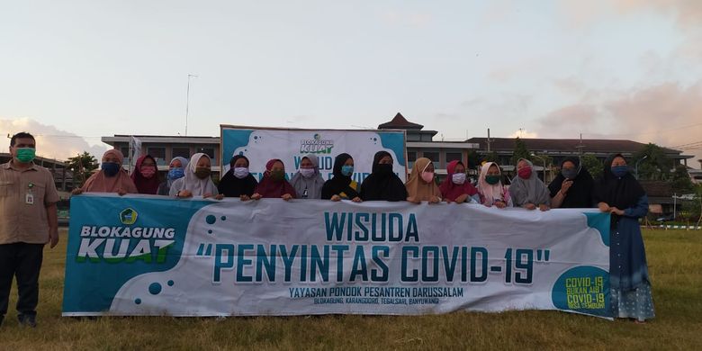 Para santri dinyatakan negatif Covid-19 diwisuda di lapangan pesantren pada Sabtu (5/9/2020). Wisuda dilakukan sebagai bentuk syukur keberhasilan mereka melawan Covid-19.