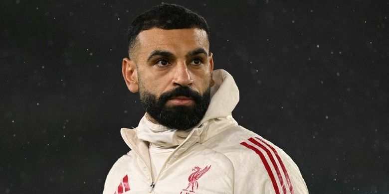 Penyerang Liverpool asal Mesir Mohamed Salah melakukan pemanasan menjelang pertandingan Liga Inggris antara Leeds United dan Liverpool di Elland Road di Leeds, Inggris utara pada 6 Desember 2025.