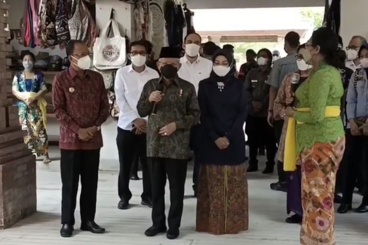 Wakil Presiden Republik Indonesia, Ma'ruf Amin meninjau Kawasan UMKM di Pantai Jerman, Badung, Bali, Selasa (10/5/2022).

