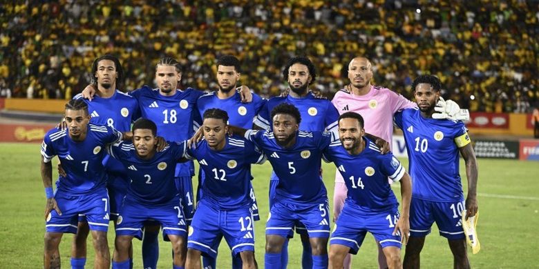 Para pemain timnas Curacao berpose untuk foto tim sebelum dimulainya laga kualifikasi Piala Dunia zona CONCACAF antara Jamaika dan Curacao di Stadion Nasional di Kingston, Jamaika pada 18 November 2025.
