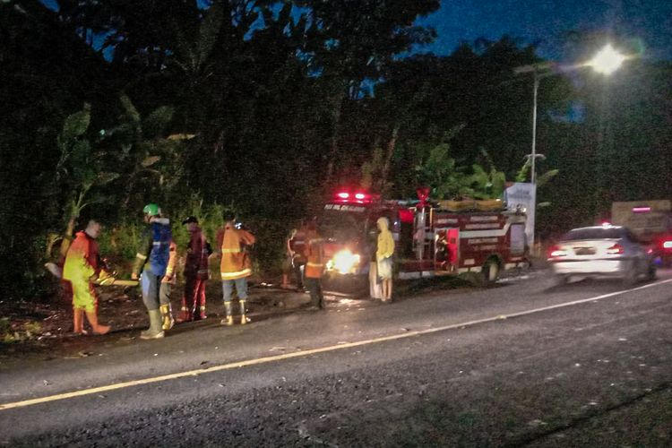 Lokasi kejadian pengendara tertimpa pohon tumbang di Jalan Raya Padalarang - Purwakarta tepatnya di Kampung Sasaksaat RT 02 RW 04 Desa Sumurbandung, Kecamatan Cipatat, Kabupaten Bandung Barat (KBB), Jawa Barat, Rabu (20/11/2024).