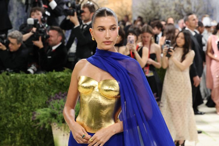 Hailey Bieber menghadiri Met Gala 2026.