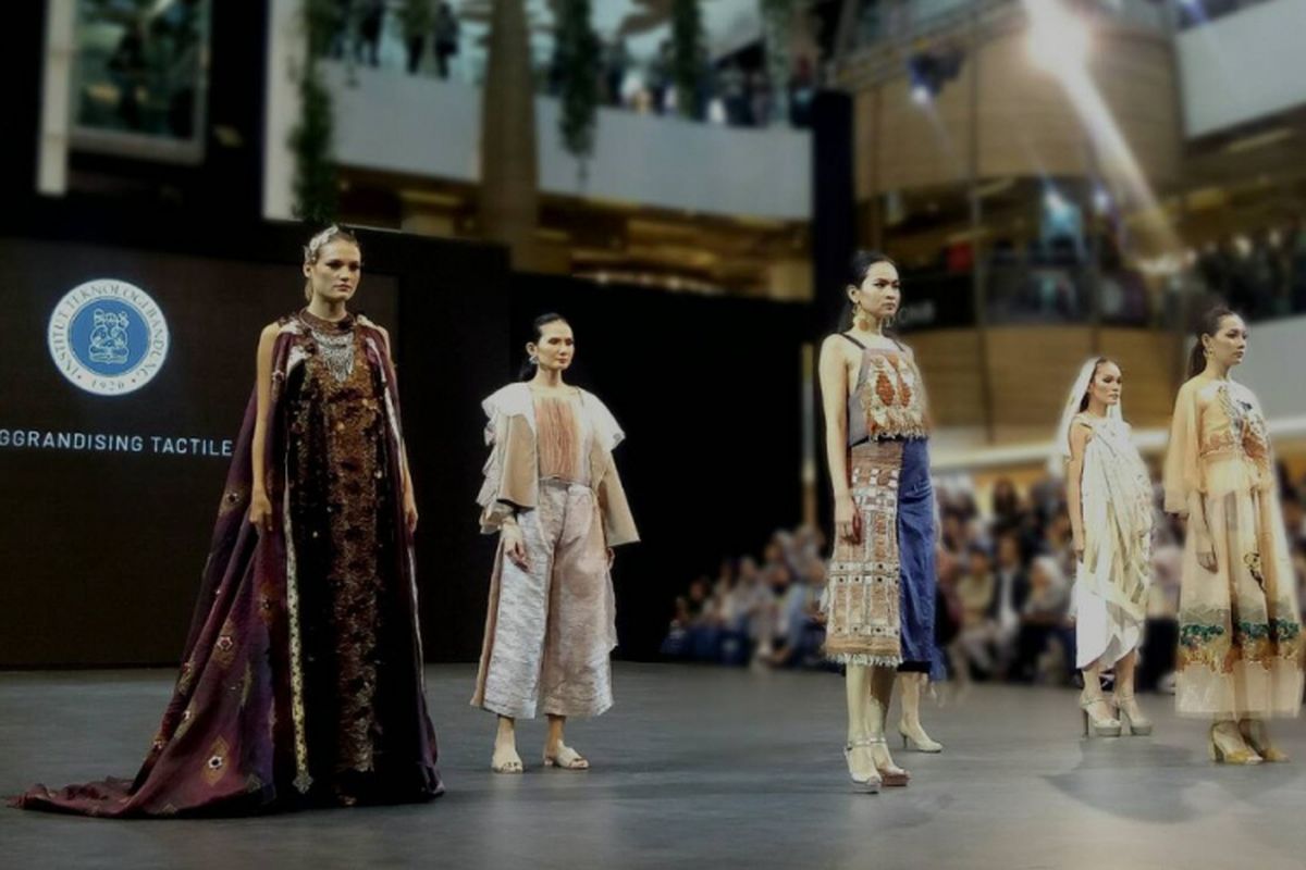 Sebanyak 8 karya busana terbaik dari 8 mahasiswa Program Studi Kriya Tekstil Institut Teknologi Bandung (ITB) turut berpartisipasi dalam pameran 23 Fashion District 2018 di Bandung, 7-9 September 2018.