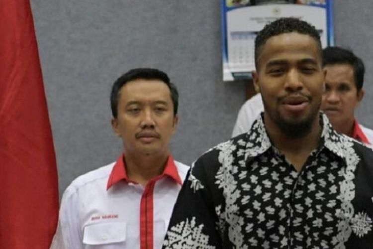 Pebasket Amerika Serikat, Anthony Wayne Cates Jr (mengenakan batik) hadir dalam rapat kerja dengan Menpora Imam Nahrawi dan komisi X DPR di Jakarta, Senin (11/9/2017).