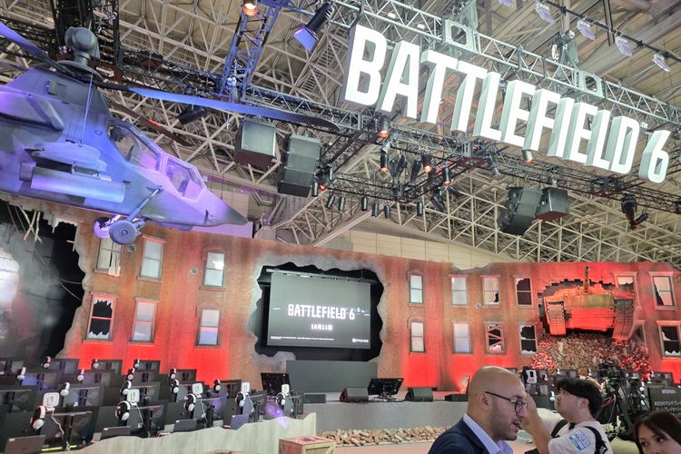 Booth Battlefield 6 dengan helikopter (kiri) dan tank (kanan) di TGS 2025 di Makuhari Messe, Chiba, Jepang, Kamis (25/9/2025).