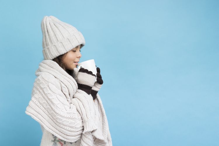 Jabodetabek Diselimuti Kabut, Ini 6 Cara Menjaga Kesehatan Anak Saat Cuaca Dingin