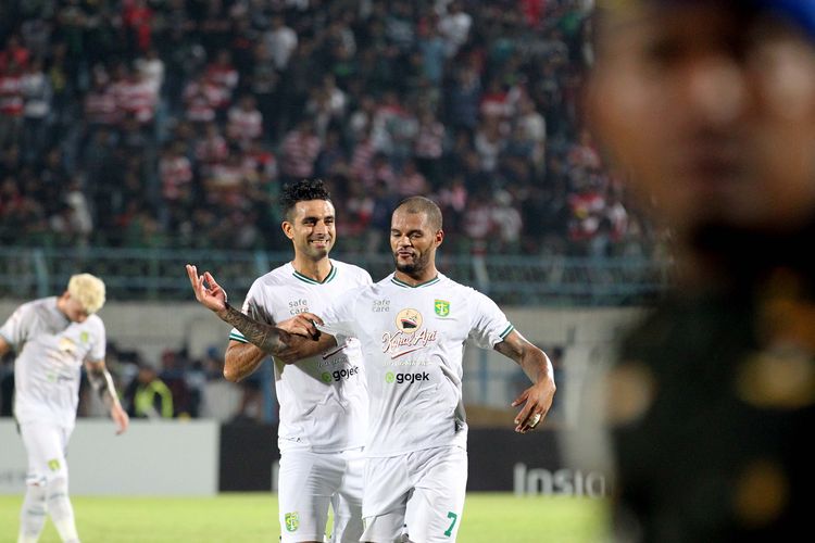 Pemain Persebaya Surabaya Otavio Dutra sedang bercanda dengan David da Silva seusai laga Pekan 30 Liga 1 2019 yang berakhir dengan skor 2-3 di Stadion Gelora Bangkalan, Jawa Timur, Senin (02/12/2019) malam. 