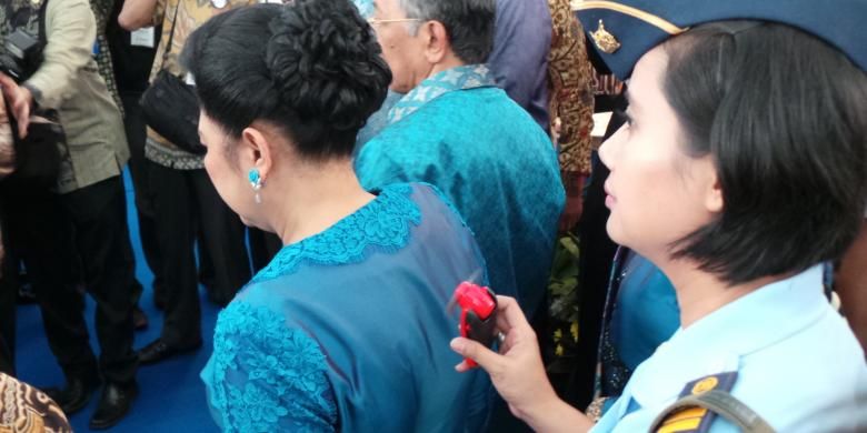 Ibu Negara Ani Yudhoyono saat dikipasi dengan kipas mini saat acara Peringatan Hari Kebangkitan Teknologi Nasional ke-18 di TMII, Jakarta