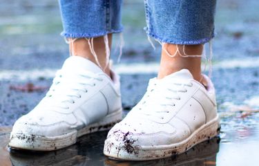 Kenakan sepatu untuk mencegah tumit menjadi terlalu kering dan pecah-pecah.