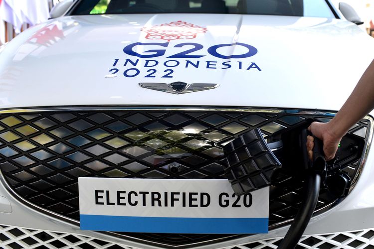 Petugas mengisi daya mobil listrik di Stasiun Pengisian Kendaraan Listrik Umum (SPKLU) Ultra Fast Charging, Central Parking Nusa Dua, Badung, Bali, Jumat (25/3/2022). SPKLU Ultra Fast Charging 200 kW pertama di Indonesia yang disiapkan untuk penyelenggaraan Konferensi Tingkat Tinggi (KTT) G20 itu mampu mengisi penuh baterai kendaraan listrik berkapasitas 80kWh hanya dalam waktu 30 menit.