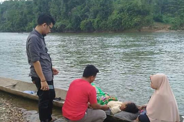 Ataillah bersama dr Afrizal siaga di tepi Sungai Simpang Jernih, Kecamatan Simpang Jernih, Kabupaten Aceh Timur, Minggu, 5 Februari 2020 sore.