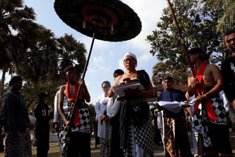 Puluhan Orang Menggelar Labuhan di Pantai Parangkusumo, Bantul, Yogyakarta, Kamis (25/1//2018)