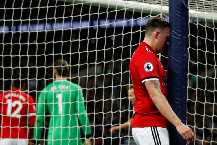 Ekspresi bek Manchester United, Phil Jones, setelah mencetak gol bunuh diri ke gawang Tottenham Hotspur dalam laga Liga Inggris di Stadion Wembley, London, pada 31 Januari 2018.
