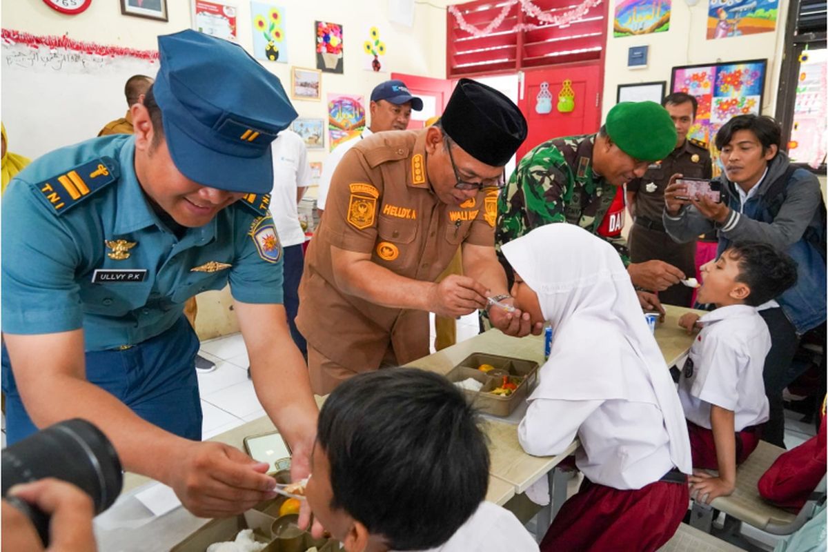 Wali Kota Cilegon Helldy Agustian meninjau gladi bersih Program Makan Bergizi Gratis di SDN Kedaleman IV pada Senin (5/8/2024) 