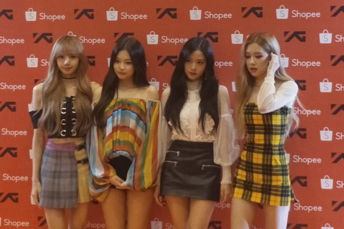 BLACKPINK foto bersama sebelum tampil dalam acara Road to 12.12 Shopee Birthday Sale yang digelar di Sentul International Convention Center (SICC), Bogor, Jawa Barat, Senin (19/11/2018).