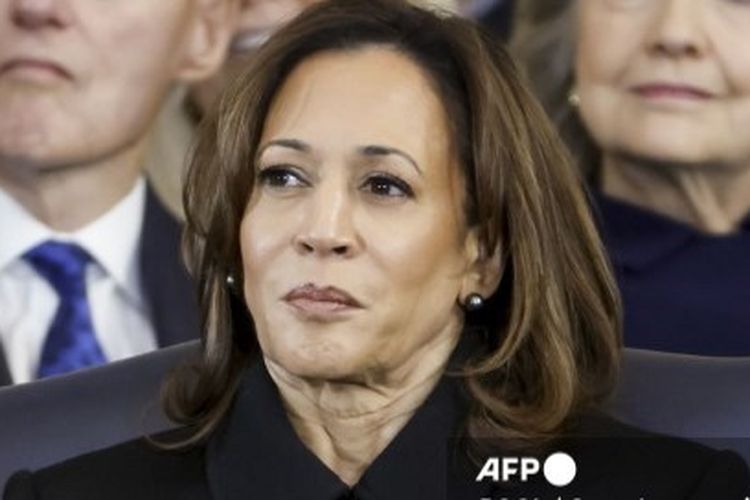 WASHINGTON, DC - JANUARY 20: (L-R) Former US President Bill Clinton, former Vice President Kamala Harris, and former US Secretary of State Hillary Clinton attend the inauguration ceremonies in the U.S. Capitol Rotunda on January 20, 2025 in Washington, DC. Donald Trump takes office for his second term as the 47th President of the United States.   Shawn Thew-Pool/Getty Images/AFP (Photo by POOL / GETTY IMAGES NORTH AMERICA / Getty Images via AFP)