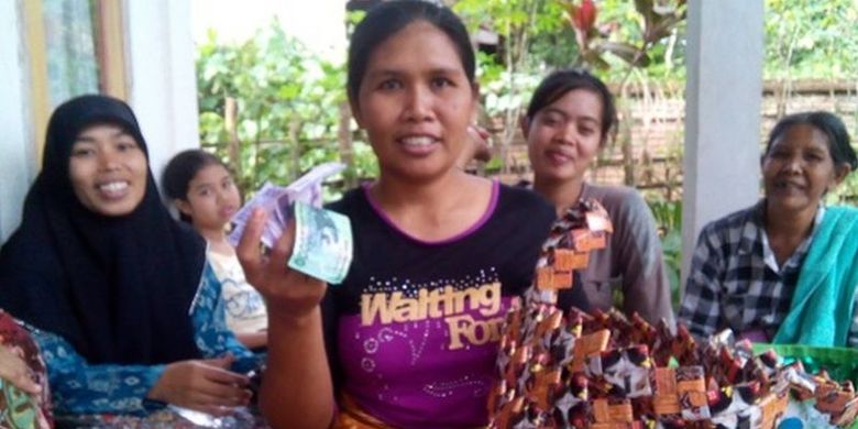 Para perempuan dari komunitas setempat bisa memperoleh uang dari penjualan produk berbahan sampah plastik.