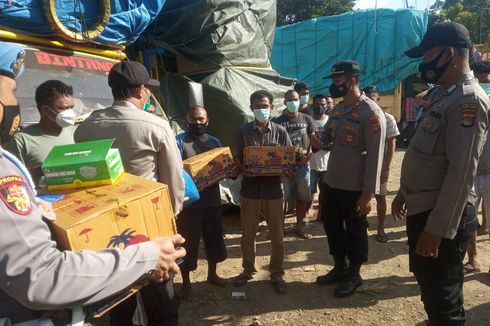 Polisi Beri Bantuan 100 Nasi Bungkus pada Puluhan Sopir Truk yang Telantar di Pelabuhan Lombok