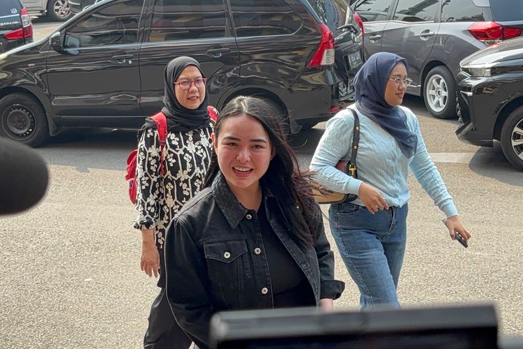 Amanda Manopo Ungkap Eks Karyawan Taruh Tanah Kuburan hingga Dupa di Rumahnya 