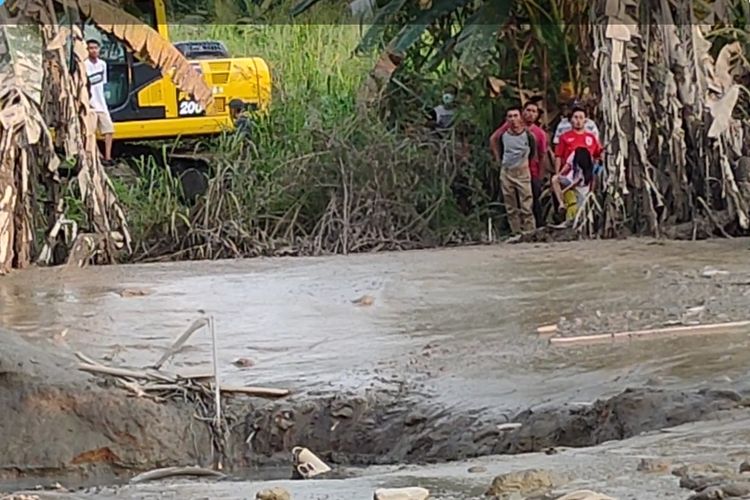 Semburan air bercampur gas akibat dari pembangunan sumur bor di Ogan Ilir mencapai ketinggian 25 meter ciptakan lubang selebar 35m