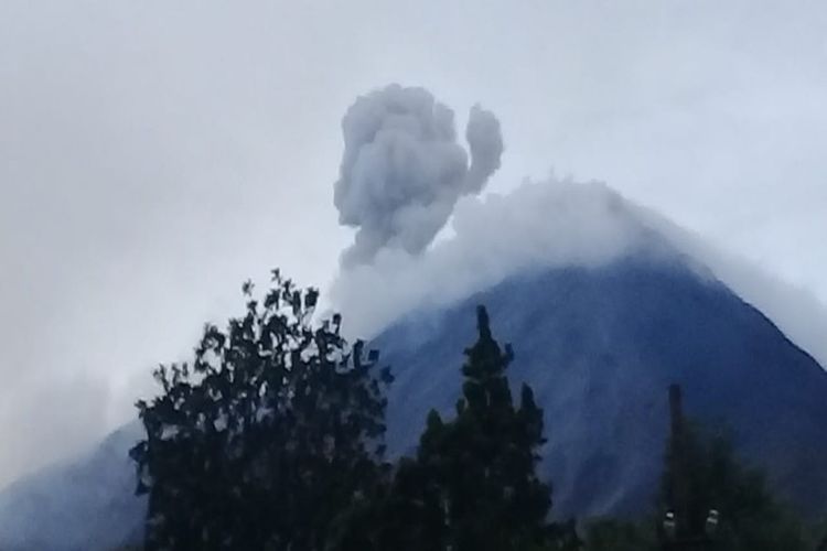 Kondisi Gunung Karangetang yang mengeluarkan asap vulkanik, Rabu (16/01/2019) lalu.