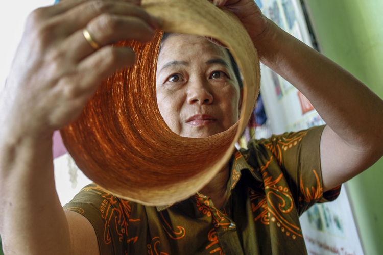 Perajin melekukan pembuatan tas dari bahan baku kulit kayu pohon terap (Artocarpus odoratissimus) di Tarakan, Kalimantan Utara. 