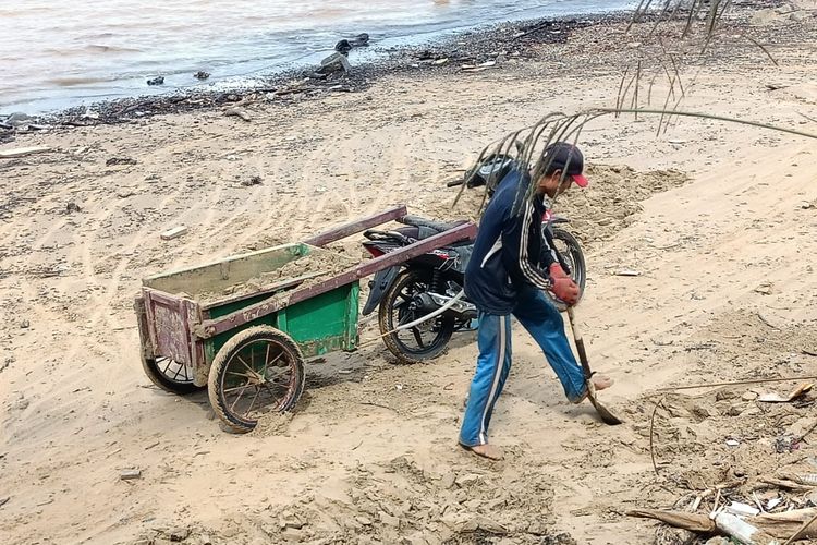 Aktivitas penambangan pasir illegal di pantai Sei Manurung Pulau Sebatik kabupaten Nunukan Kaltara. Aktivitas ini terjadi sudah sekitar 10 tahun. Tidak pernah ada tindakan dari para penegak hukum