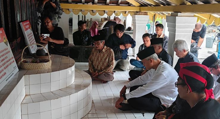 Ziarah ke Makam Pendiri Ponorogo dan Kiai Ageng Besari, Ganjar: Belajar dari Sejarah agar Bijaksana