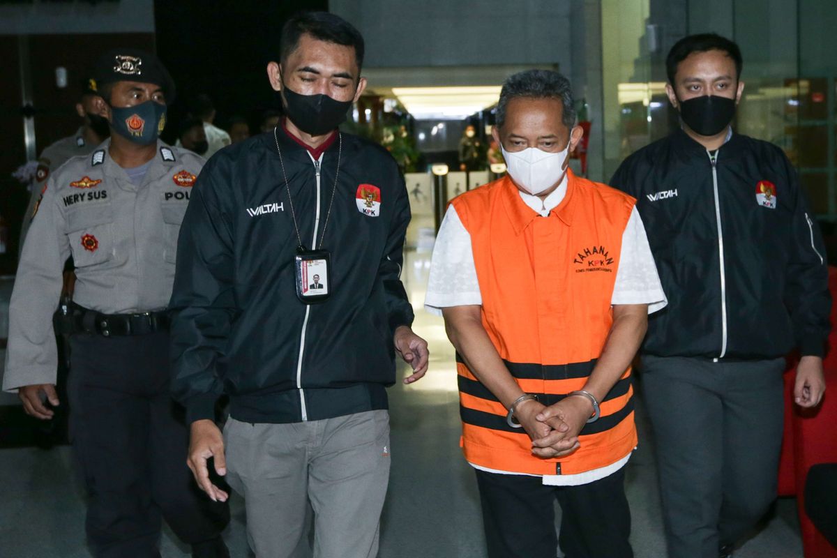Wali Kota Bandung Yana Mulyana ditahan Komisi Pemberantasan Korupsi (KPK) usai diperiksa di Gedung Merah Putih KPK, Jakarta, Minggu (16/4/2023). Yana Mulyana ditahan KPK setelah terjaring operasi tangkap tangan (OTT) bersama 8 orang lainnya dalam kasus dugaan suap pengadaan CCTV dan jaringan internet untuk program Bandung Smart City.