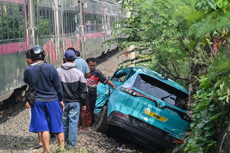 Mobil Listrik Mogok di Rel: Retaknya Logika Keselamatan di Era Baru Transportasi