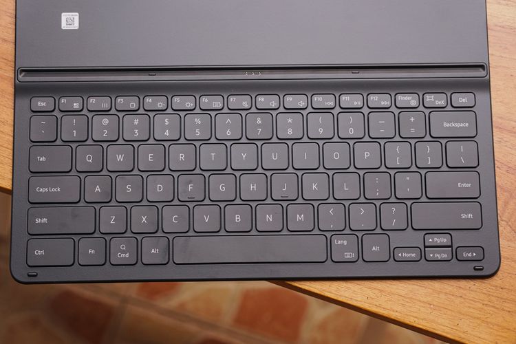 Deretan tombol di aksesori Book Cover Keyboard Slim berukuran besar dan mudah untuk digunakan layaknya papan ketik di laptop. Di sisi atas terdapat rangkaian tombol functions yang sekaligus berperan sebagai shortcut aneka fungsi seperti pengaturan volume dan brightness, hingga tombol khusus DeX
