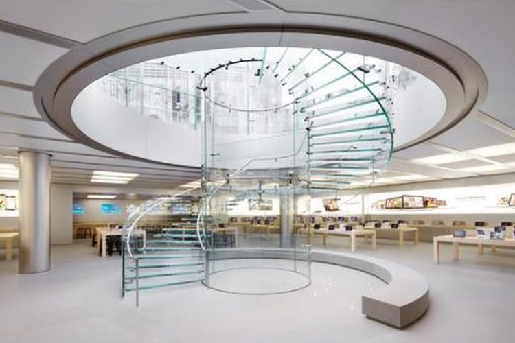 Paten yang dimiliki Apple untuk tangga kaca spiral di Shanghai ini termasuk desain, metode konstruksi, dan material tangga. Kaca dan dekorasi penuh warna putih tangga itu memang menjadi ciri khas gerai penjual produk Apple di seluruh dunia. 