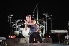 Di Balik Pantun 'Pinjam Seratus" Chris Martin di Konser Coldplay Jakarta