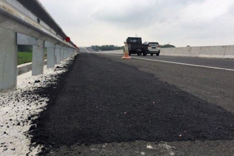 Kondisi Jalan Tol Pemalang-Batang Km 321 jalur A setelah diperbaiki.
