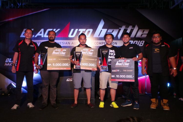 Tiga juara Blackauto Battle 2018 putaran pertama di Purwokerto diapit para juri, Sabtu (7/4/2018). 