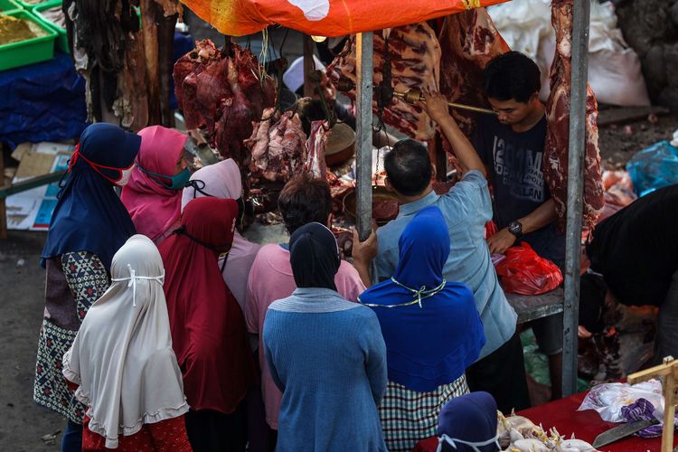 bWarga berbelanja kebutuhan lebaran di Pasar Klender, Jakarta Timur, Jumat (22/5/2020). Menjelang Hari Raya Idul Fitri 1441 H, pasar tradisional ramai dikunjungi warga meskipun dalam masa pandemi COVID-19, tanpa memperhatikan protokol kesehatan seperti memakai masker dan menjaga jarak.