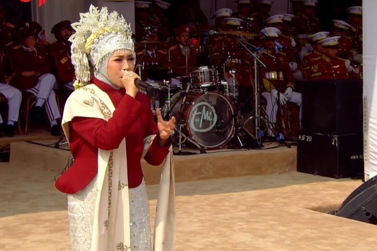 Gaya Melly Goeslaw Saat Tampil di Upacara HUT Ke-81 RI Istana Merdeka