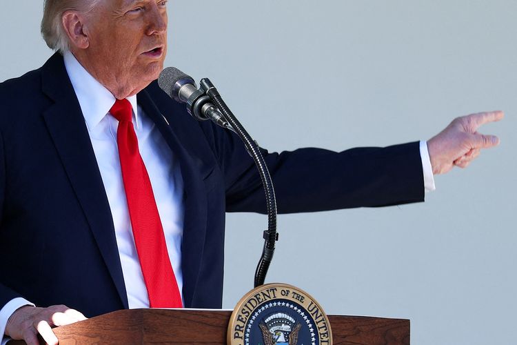 Presiden Amerika Serikat Donald Trump saat berpidato dalam acara makan siang di Rose Garden, Gedung Putih, Washington DC, 21 Oktober 2025.