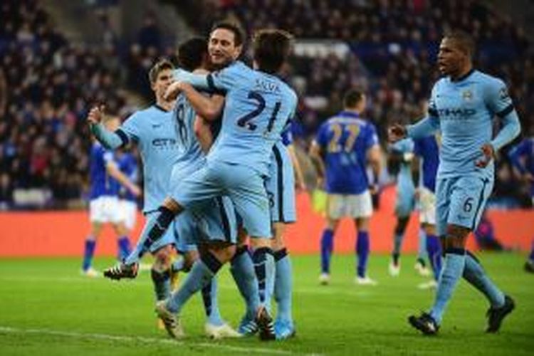 Gelandang Manchester City, Frank Lampard (tengah), merayakan golnya sesusai mencetak gol ke gawang Leicester City, Sabtu (13/12/2014).  