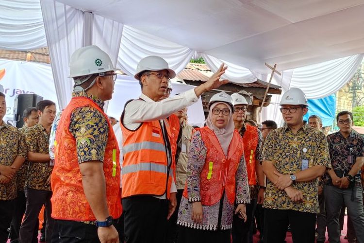 Pejabat (Pj) Gubernur DKI Jakarta Heru Budi Hartono saat meletakkan batu pertama di Pasar Kwitang Dalam, Jakarta Pusat, Kamis (8/6/2023). 