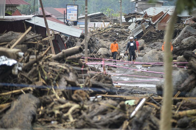 Petugas melakukan evakuasi warga pasca banjir bandang di Nagari Bukik Batabuah, Agam, Sumatera Barat, Minggu (12/5/2024). Banjir bandang akibat meluapnya aliran air lahar dingin Gunung Marapi serta hujan deras di daerah itu mengakibatkan 18 tewas, sejumlah rumah rusak dan ratusan warga diungsikan. 
