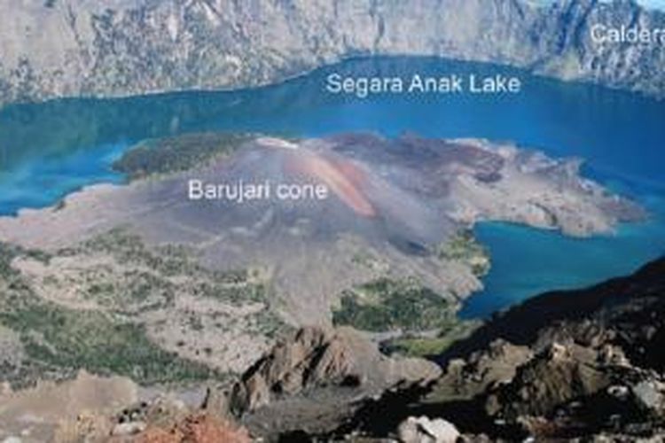 Segara Anak dengan Gunung Barujari, anak Gunung Samalas. 