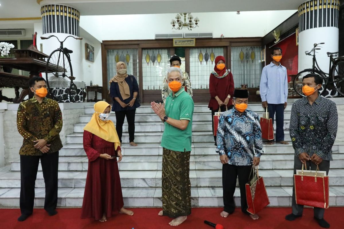 Gubernur Jawa Tengah Ganjar Pranowo sedang bercengkrama dengan beberapa warganya dalam rangka peringatan Hari Anti Korupsi Sedunia, Senin (7/12/2020).