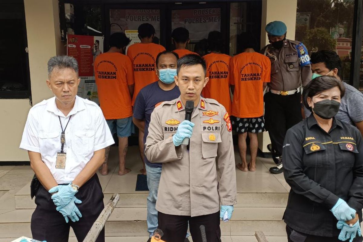 Kapolsek Bekasi Timur AKP Ridha Poetera Aditya saat rilis pers terkait kasus pemuda nongkrong sambil bawa sajam di Mapolsek Bekasi Timur, Rabu (21/9/2022). Ridha mengatakan lima pemuda itu ditangkap karena hendak tawuran dan mencegat suporter sepak bola yang pulang. 