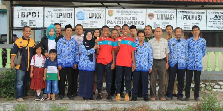 Bagus dan Bagas (kaos merah) mendapat sambutan hangat dari warga dan perangkat Desa Pancuranmas Kecamatan Secang Kabupaten Magelang Jawa Tengah setelah ikut membawa Timnas U-23 juara di International Invitational Youth Football Tournament Pinas Cup 2015 di Filipina, 28 Oktober 2015 lalu