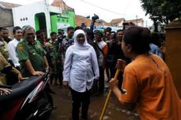 Menteri Sosial Khofifah Indar Parawansa saat menyapa warga korban banjir di Kampung Bojong Asih, Desa Dayeuhkolot, Kecamatan Dayeuhkolot, Kabupaten Bandung, Senin (14/3/2016)