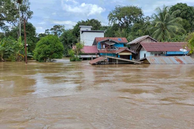 Sebanyak 22 desa di Kecamatan Serawai, Kabupaten Sintang, Kalimantan Barat (Kalbar) terendam banjir setinggi enam meter, mulai Minggu (3/10/2021). Dari sejumlah foto dan video yang beredar, sebagian warga masih bertahan dengan menaiki atap rumah masing-masing.