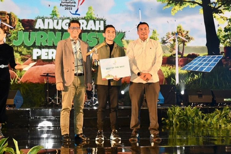 Mhd Febrinanda Primadana dari DAAI TV Medan saat meraih penghargaan Best of The Best pada ajang AJP 2022.